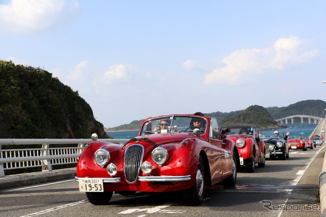 4日目の角島大橋(山口県長門市)をいく参加者たち。