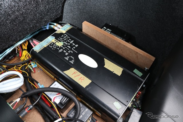 トランクルームの右サイドにもアークオーディオのパワーアンプ4100SE-Exをインストール。トランクにピタリと収まるサイズ感だ。