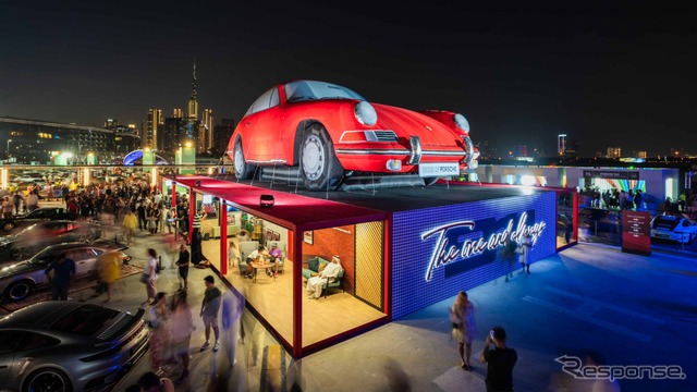 「最も大きなインフレータブル(空気を入れて膨らむ)自動車」としてギネス世界新記録に認定された全長20mのポルシェ911