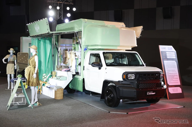 トヨタ・ハイラックス・チャンプ の移動販売車(アパレルショップ)