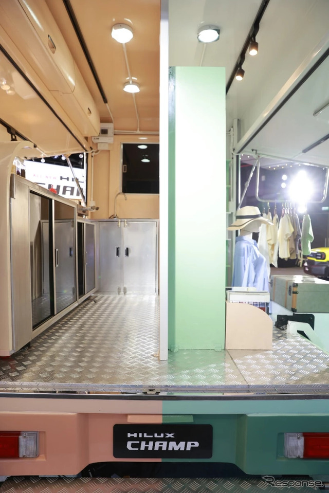トヨタ・ハイラックス・チャンプ の移動販売車(左側がクレープショップ、右側がアパレルショップ)