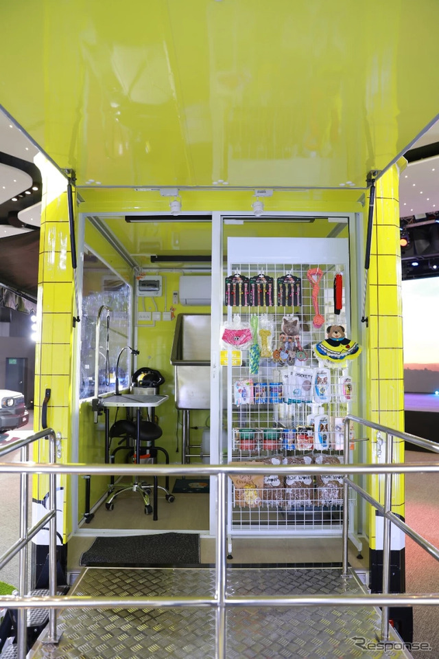 トヨタ・ハイラックス・チャンプ の移動販売車(ペットショップ)