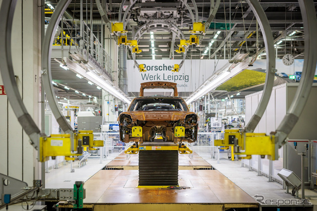 ポルシェのドイツ・ライプツィヒ工場で生産を開始した パナメーラ 新型