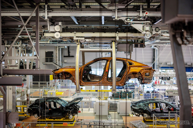 ポルシェのドイツ・ライプツィヒ工場で生産を開始した パナメーラ 新型