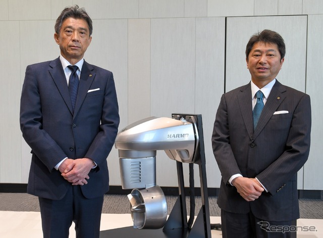 ヤマハ発動機の電動推進ユニットとマリン事業本部長 井端俊彰執行役員(左)、丸山平二 取締役常務執行役員(右)