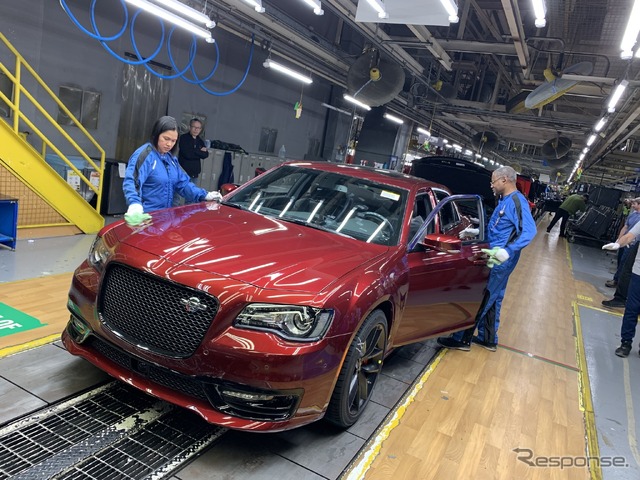 クライスラーのカナダ・オンタリオ工場からラインオフした300Cの最終モデル