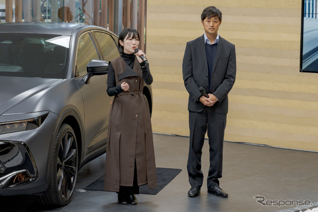 左からモビリティ材料技術部 竹谷美雪氏、堤塗装成形部 石垣佑樹氏。