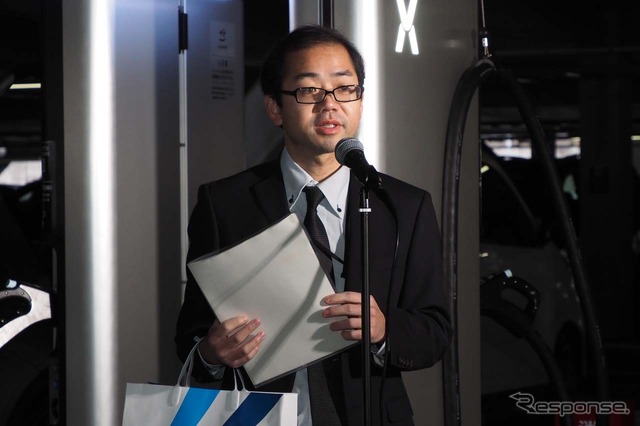 パワーエックス社の超高速充電器を設置する意義について説明する成田空港 経営企画部門 経営計画部サステナビリティ推進室マネージャー 金岡大介氏
