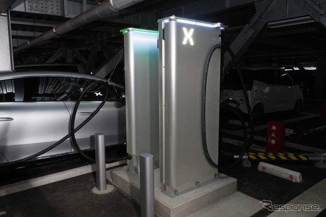 パワーエックスの蓄電池式超急速EV充電器「Hypercharger(ハイパーチャージャー)」。上部のイルミが緑の時は正常充電中を示す