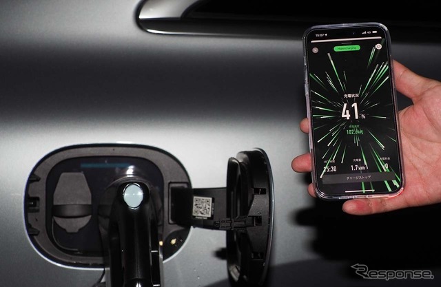 超高速充電中の模様。スマホでは100kWを超える充電が実行されているのがわかる