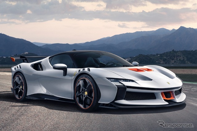 誌面に登場する車:フェラーリSF90XXストラダーレ