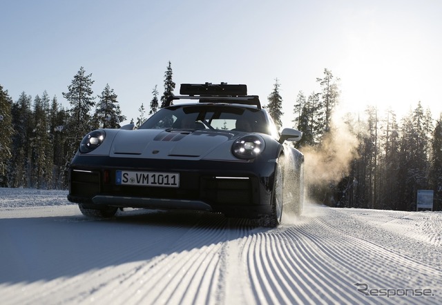 ポルシェ『911ダカール』とスキー界の伝説、氷上で熾烈な対決