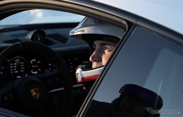 ポルシェ『911ダカール』とスキー界の伝説、氷上で熾烈な対決