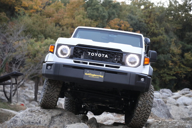 オートサロン会場でも珍しい展示車両となる新型ランドクルーザー70(GDJ76)