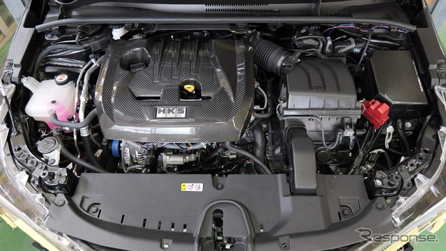 カーボンエンジンカバー［70026-AT006］（税込価格￥63,800）と同様の綾織カーボンを使用しているため、併せて使用することで統一的なビジュアルを形成できる