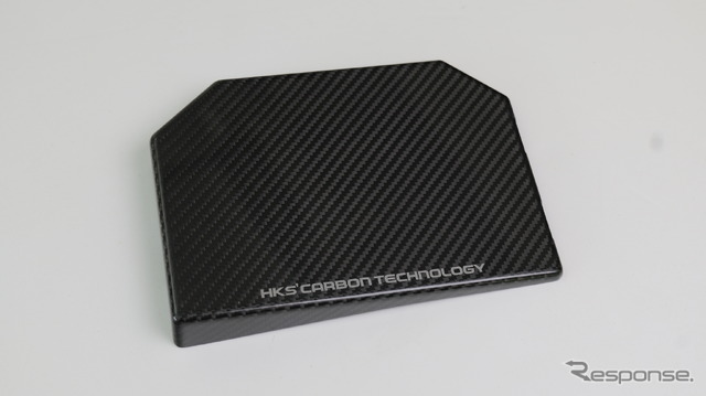 HKSからGRカローラ用カーボンヒューズボックスカバーが新発売