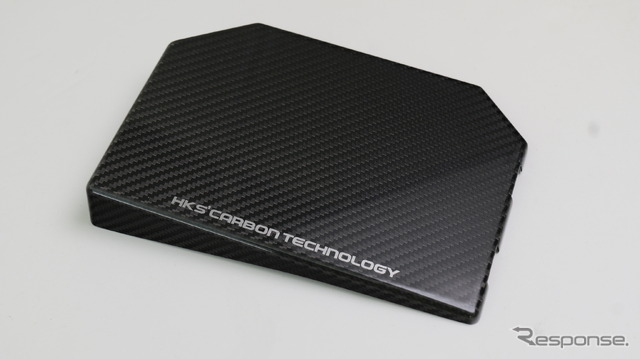 HKSからGRカローラ用カーボンヒューズボックスカバーが新発売