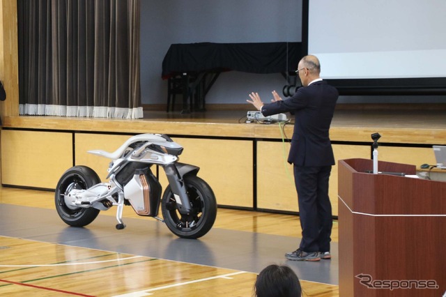 モトロイド２の実演をする日高社長
