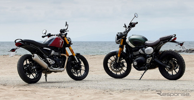 トライアンフ・スピード400（左）とスクランブラー400X（右）