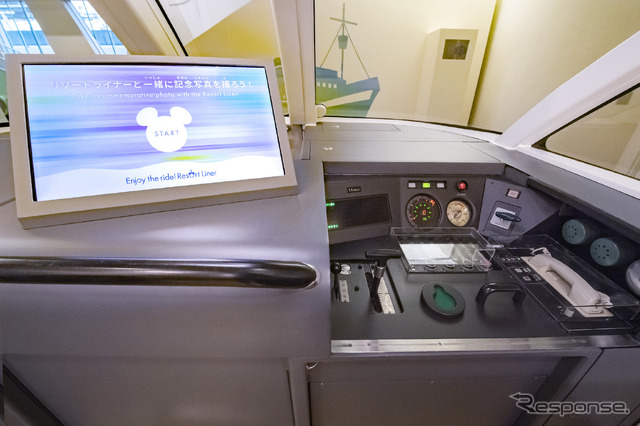 Enjoy the ride! Resort Liner:普段は見ることのできない運転台と撮影用のタッチパネル (C) Disney