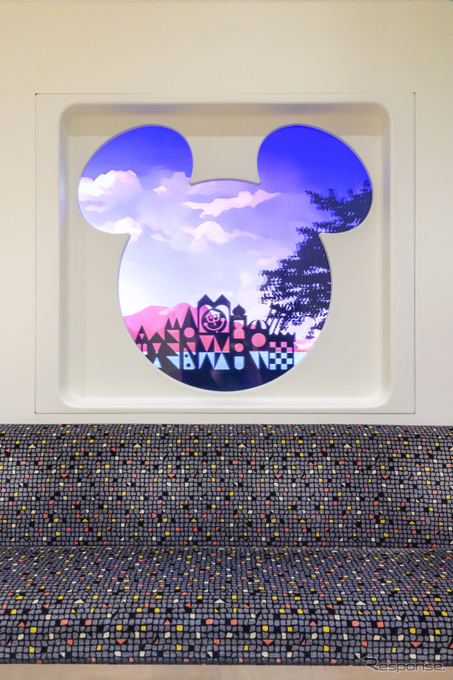 Enjoy the ride! Resort Liner:車窓には、東京ディズニーリゾートを感じられる風景が流れる (C) Disney