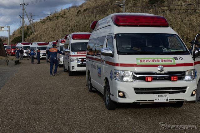 能登半島地震：石川県輪島市の朝市横丁方面へむかう救急車（1月2日、石川県輪島市）