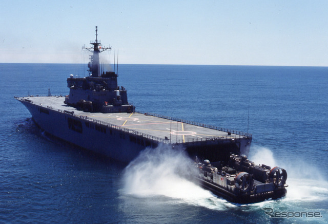 海上自衛隊輸送艦おおすみとLCAC