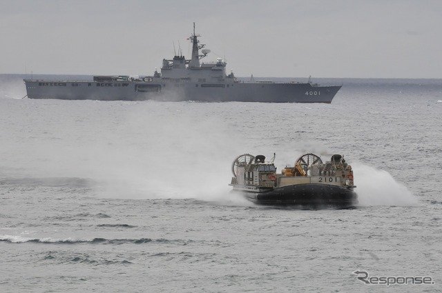 海上自衛隊輸送艦おおすみとLCAC