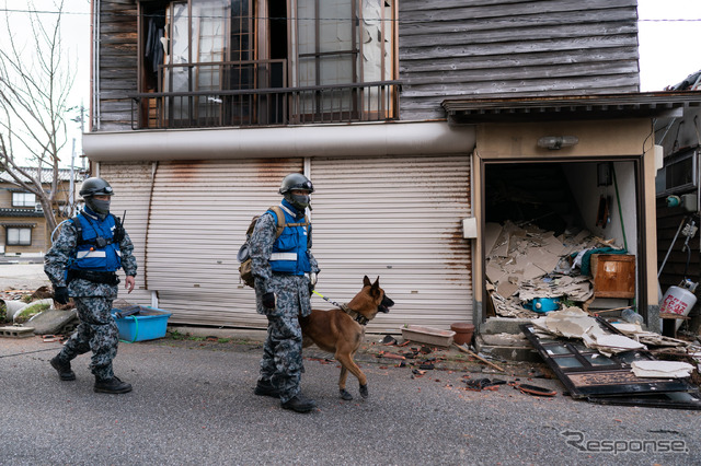 能登半島地震:生存者を捜索する自衛隊員(1月5日、輪島市)