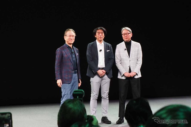 この日は本田技研工業の三部敏宏社長(右)がゲストとして招かれた。左がソニーグループ吉田憲一郎CEO、中央がソニー・ホンダモビリティの川西 泉COO(CES 2024)
