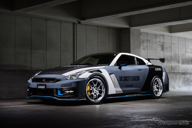秘密の新製品は、会場でレイズカラーのR35をチェック! *写真のホイールはVOLK RACING G025 LC