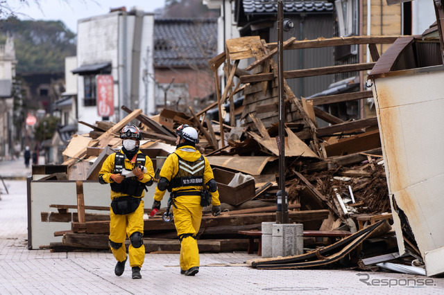 能登半島地震:行方不明者を捜索する消防士(1月5日、輪島市)