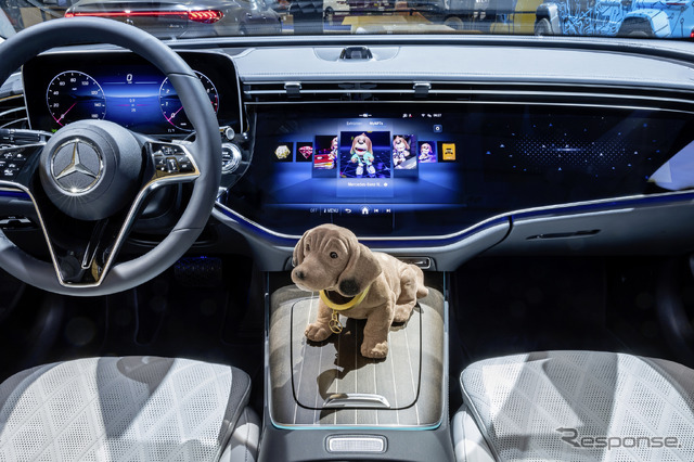 メルセデスベンツの車載ディスプレイで「NFT」デジタルアート展が可能に。画面中央は「スーパーダッケル(Superdackel)NFT」。手前は振動で首を振るキュートな犬「ワッケルダッケル(Wackeldackel)」