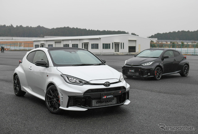 進化型GRヤリス(左)と従来モデル(右)