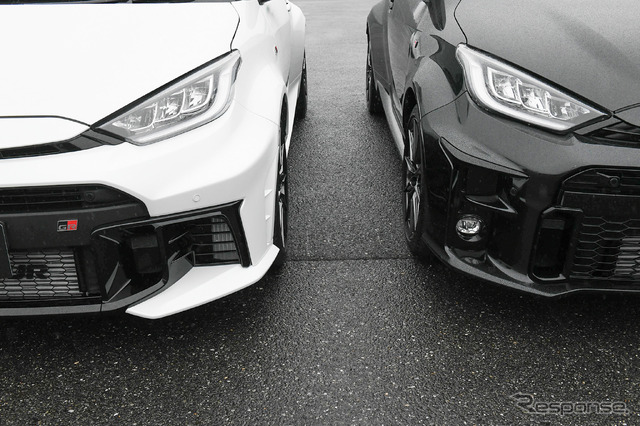 進化型GRヤリス(左)と従来モデル(右)