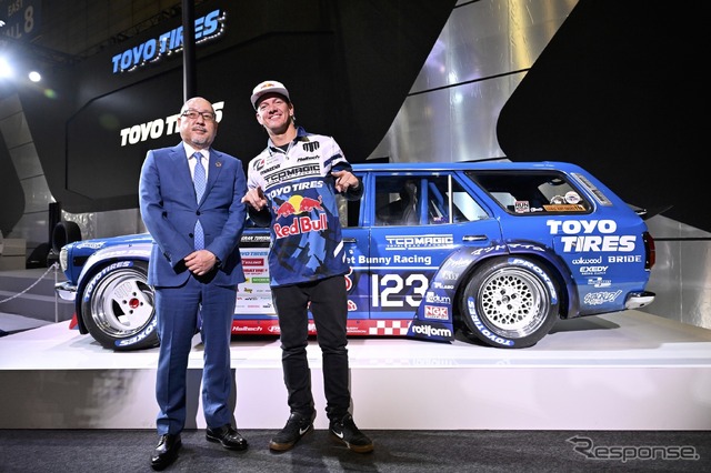 TOYO TIRE 清水社長(左)/ マッド・マイク選手(右)