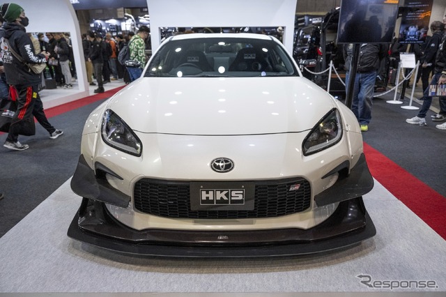 あのHKSがハイエースをPHEVにしちゃった!カーボンニュートラルもチューニングも本気のHKS…東京オートサロン2024