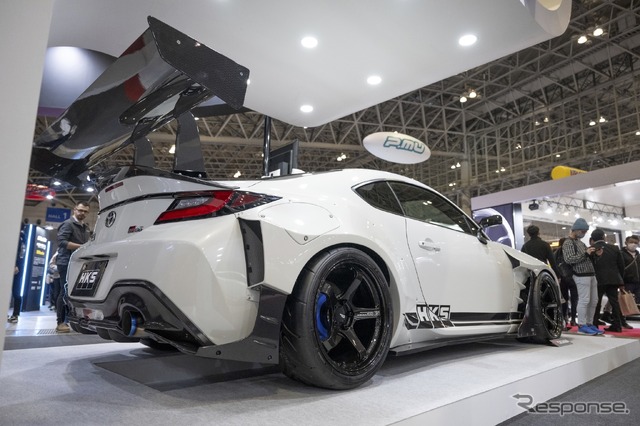 あのHKSがハイエースをPHEVにしちゃった!カーボンニュートラルもチューニングも本気のHKS…東京オートサロン2024