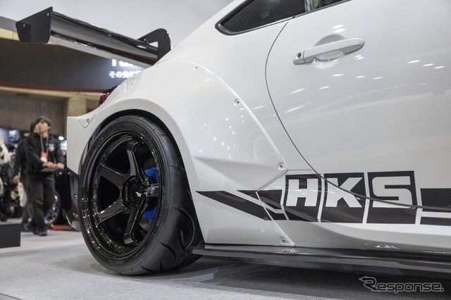 あのHKSがハイエースをPHEVにしちゃった!カーボンニュートラルもチューニングも本気のHKS…東京オートサロン2024