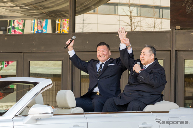 宮城野親方（向かって左）と芝田山親方