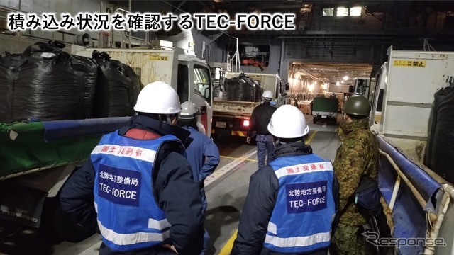 輸送艦おおすみへの積み込み(1月12日15時頃~)