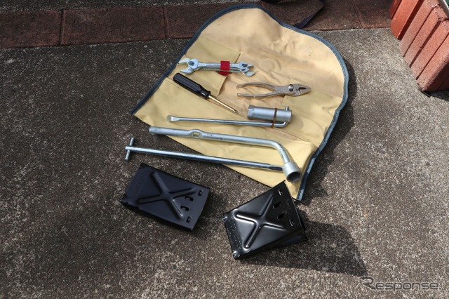 昔の新車にはこのような工具セットが必ずついていた。プラグレンチが入っているのも普通