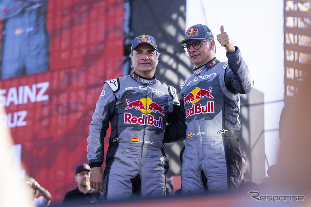 四輪総合優勝のサインツ(左)と、彼のコ・ドライバー、ルーカス・クルス。