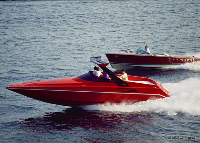 Riva Ferrari 32(手前)