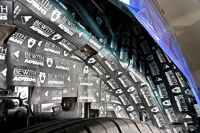 車体側にも効果的な場所を狙って施工される