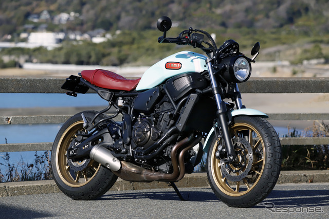 足着き性を向上させ、ポジションをコンパクト化したXSR700。色や雰囲気だけでなく機能も大幅に向上させ、ヤマハXSR700が指出瑞貴スペシャルとなった。