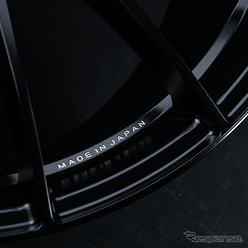 マシニング文字で“FORGED”、“MADE IN JAPAN”、“AYS ENG”のロゴを彫刻