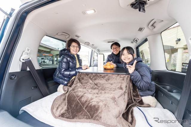 大沢あかねさんをスペシャル店長として迎えた「道弁 NISSAN SERENA」販売会の様子