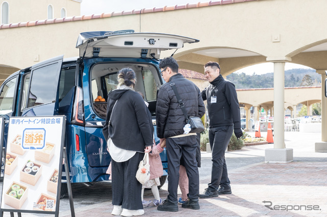 大沢あかねさんをスペシャル店長として迎えた「道弁 NISSAN SERENA」販売会の様子