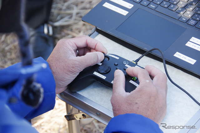 無人ヘリの操作は市販ゲーム機のコントローラーを使用する。